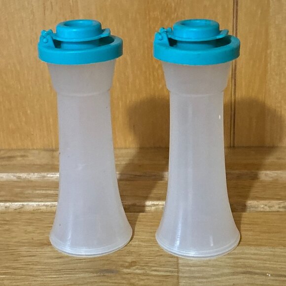 Vintage Tupperware Salt & Pepper Shakers Set Blue Closeable Lids Spice 4" - Picture 8 of 13